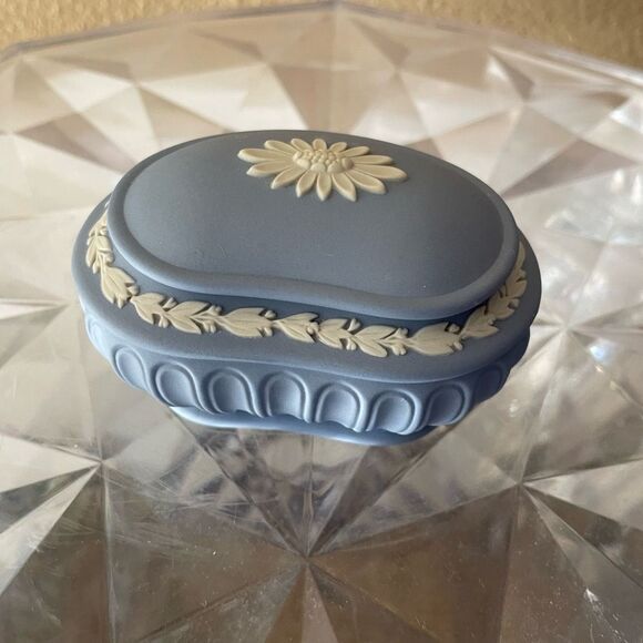 Wedgwood Trinket Box Kidney Bean Shaped Beautiful! - Picture 1 of 13